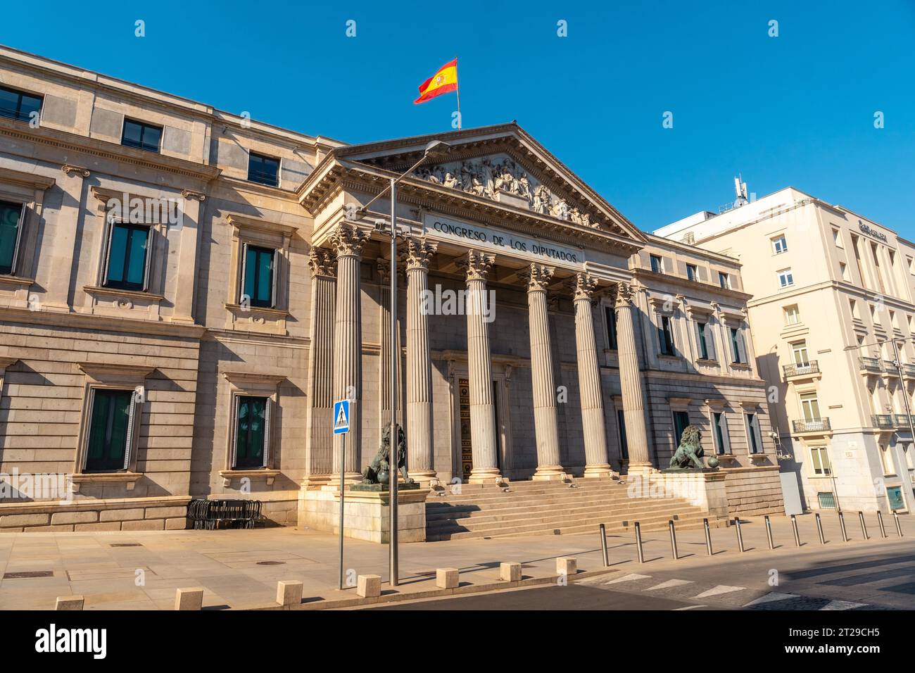 Building without flag hi-res stock photography and images - Alamy