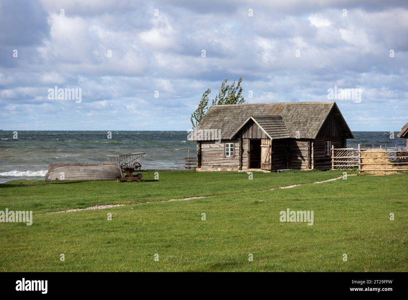 Traditional fishing house grass hi-res stock photography and images - Alamy
