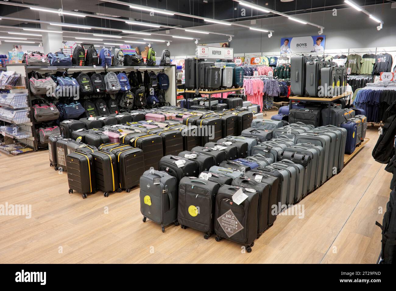 Verschiedene Warenangebote eines bald eröffnenden Warenhauses im Ruhrgebiet. Stock Photo