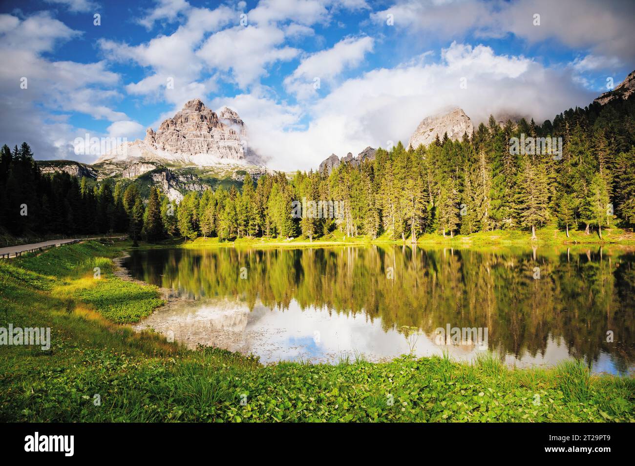 Stunning image of the Antorno lake in National Park Tre Cime di ...