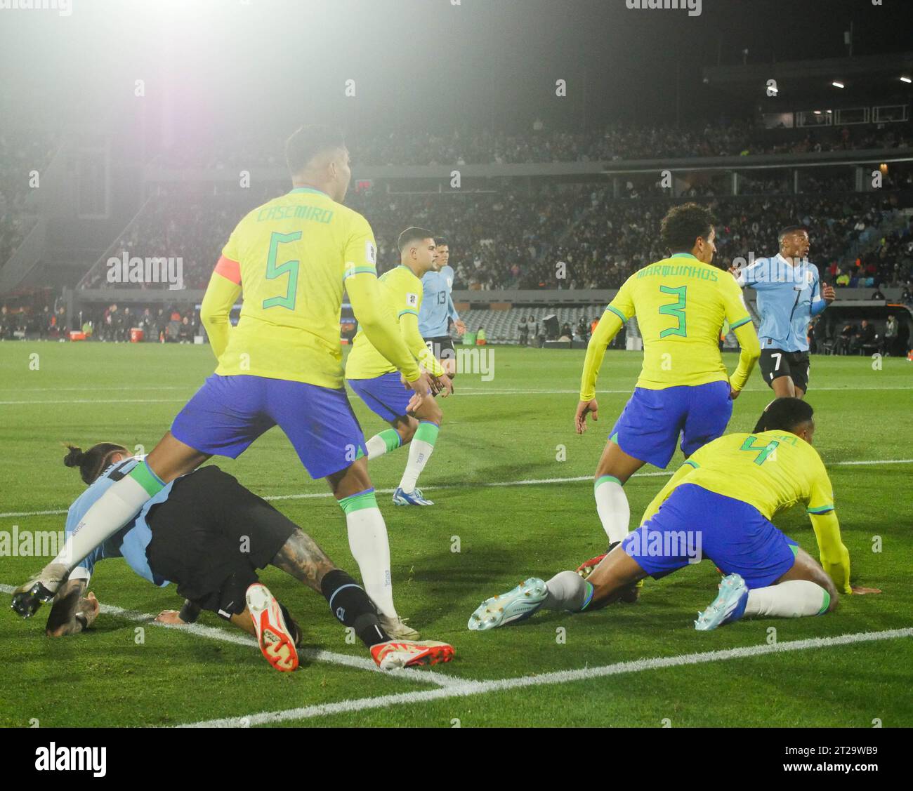 Montevideu, Uruguai. 17th Oct, 2023. Player Darwin Nuñez (Uruguay) manages to pass the ball between the Brazilian markers and Nicolas de La Cruz scores the second goal, Uruguay vs Brazil, for Qualifiers 2026, Montevideo, Uruguay. Credit: Enzo vignoli/FotoArena/Alamy Live News Stock Photo