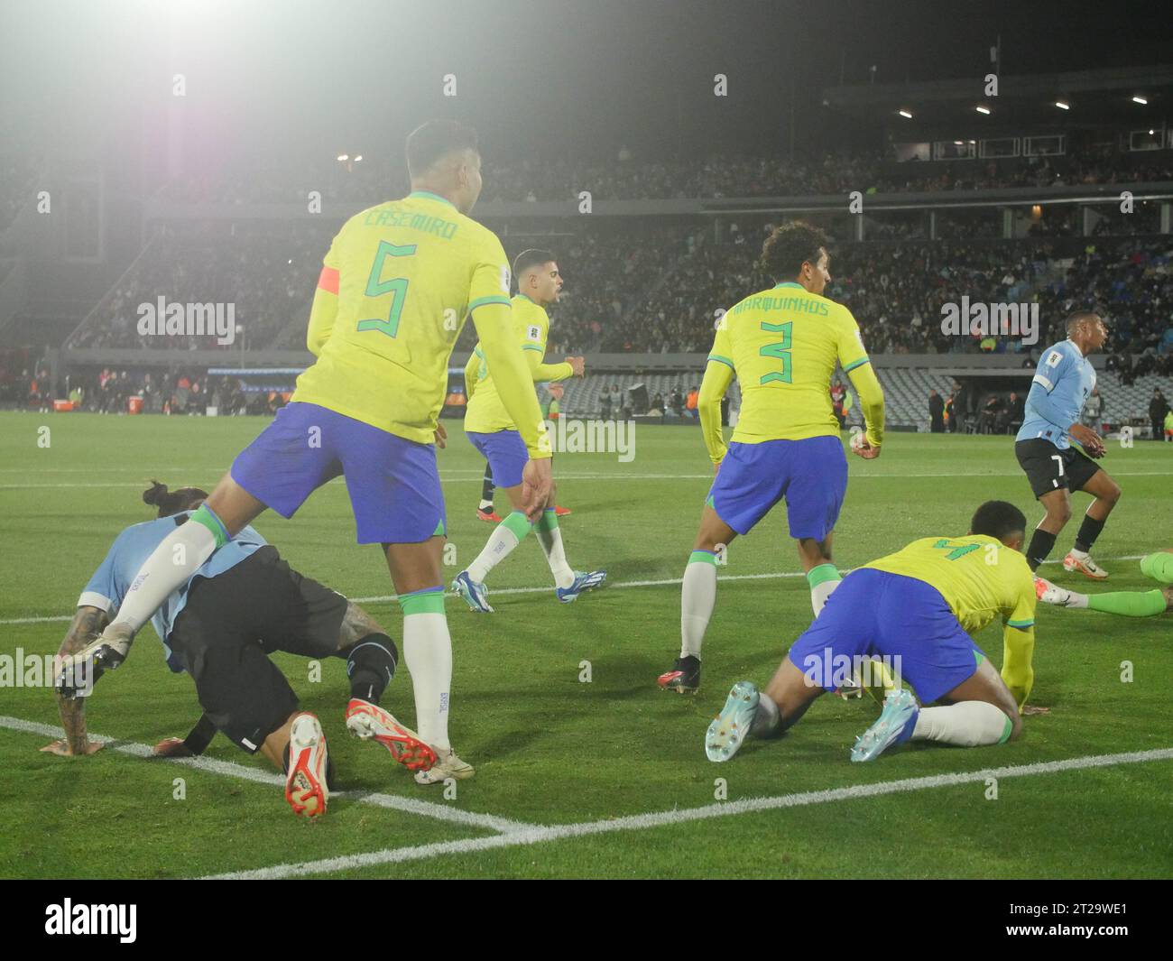 Montevideu, Uruguai. 17th Oct, 2023. Player Darwin Nuñez (Uruguay) manages to pass the ball between the Brazilian markers and Nicolas de La Cruz scores the second goal, Uruguay vs Brazil, for Qualifiers 2026, Montevideo, Uruguay. Credit: Enzo vignoli/FotoArena/Alamy Live News Stock Photo