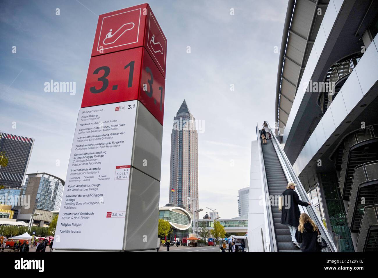 Hinweisstele zur Frankfurter Buchmesse, Aussenansicht mit Messeturm Foto vom 18.10.2023. Die 75. Frankfurter Buchmesse oeffnet am 18.10. ihre Pforten. Die ersten beiden Messetage sind Fachpublikum vorbehalten, von Freitag bis Sonntag oeffnet die Literaturschau fuer alle Interessierten. Die Frankfurter Buchmesse ist nach eigenen Angaben das international groesste Zusammentreffen in der Publishing-Branche. Siehe epd-Meldung vom 18.10.2023 EDITORIAL USE ONLY *** Information stele for the Frankfurt Book Fair, exterior view with fair tower Photo from 18 10 2023 The 75 Frankfurt Book Fair opens its Stock Photo