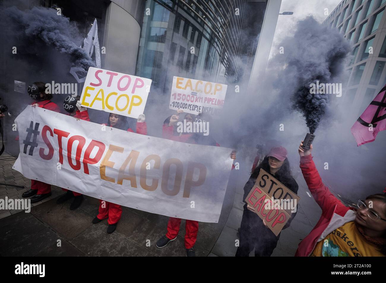 London, UK. 18th October, 2023. ‘Oily Money Out’ Climate change activists from Extinction Rebellion (XR) gather outside the offices of Standard Bank, 20 Gresham Street to demand an end to fossil fuels and to ‘stop the flow of oil’. Credit: Guy Corbishley/Alamy Live News Stock Photo