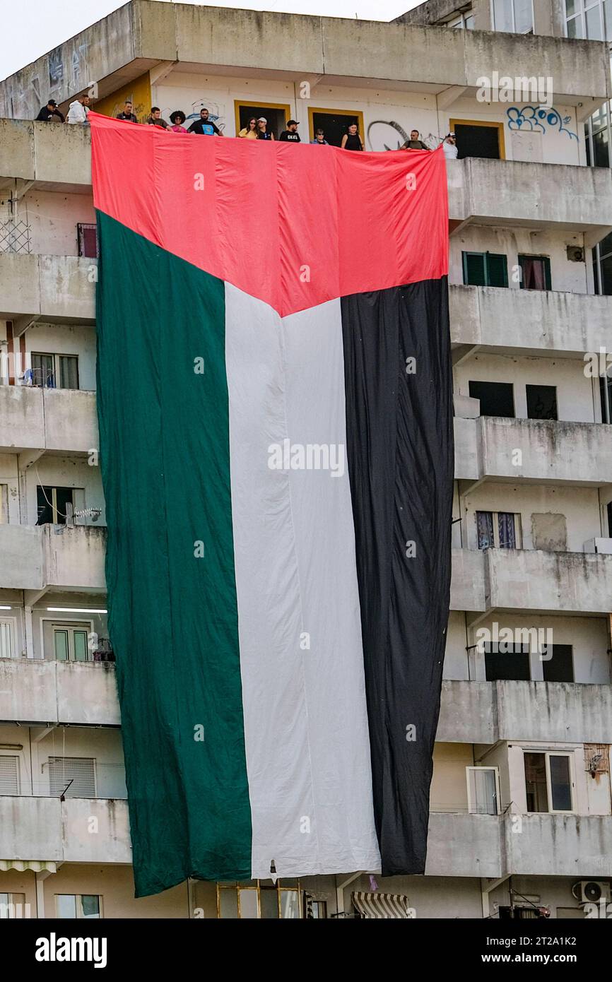 Naples, pro-Palestine demonstrators A large flag of about 30 metres with the colours of Palestine was displayed for a few minutes on the Vele in Scampia, at the initiative of activists of the Network for Palestine. About forty activists were present. The flag was displayed for a few minutes and then removed, attracting the attention of passers-by. DSCF4030 1 Copyright: xAntonioxBalascox Credit: Imago/Alamy Live News Stock Photo