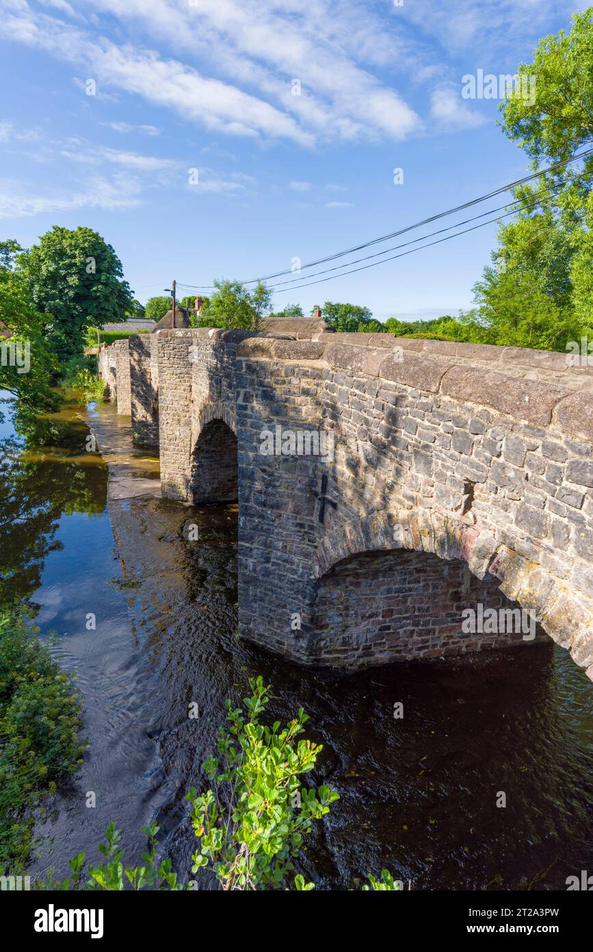 Rural country road with bridge hi-res stock photography and images - Alamy