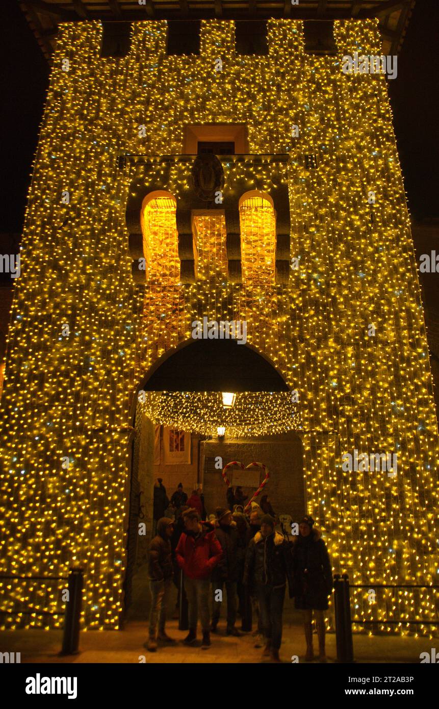 Atmosfera natalizia per le vie del centro storico di San Marino Stock Photo