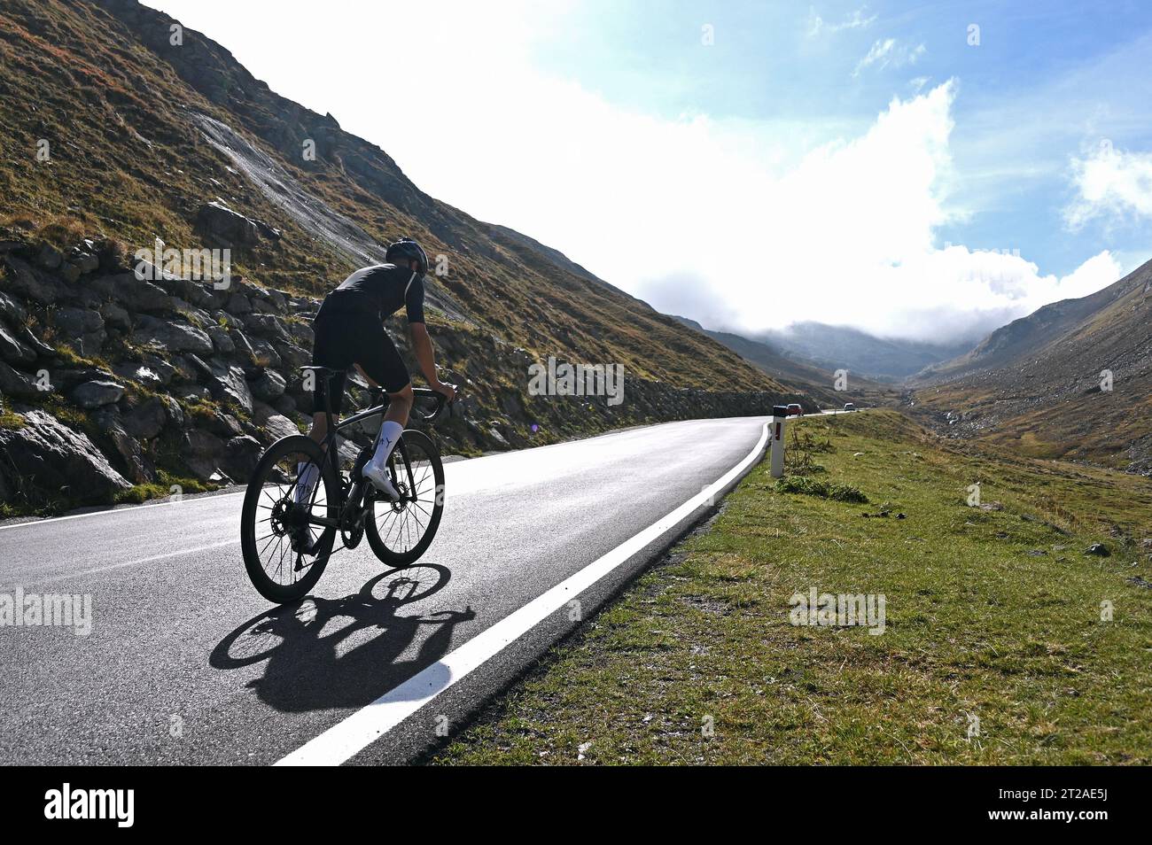 Rennradfahrer auf der Timmelsjoch Hochalpenstrasse zwischen …sterreich und Italien Stock Photo