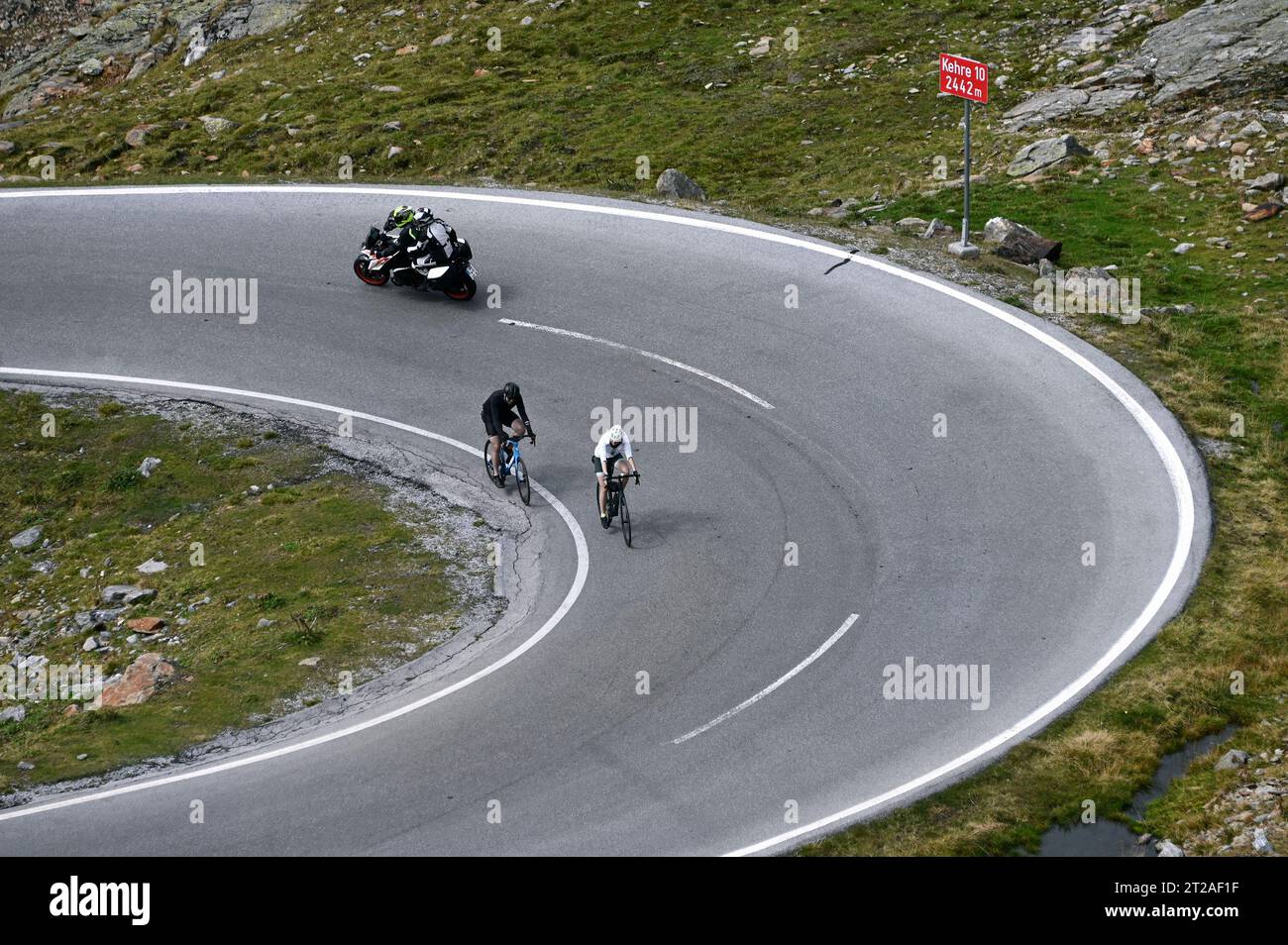 Bikepacker auf der Timmelsjoch Hochalpenstrasse zwischen …sterreich und Italien Stock Photo