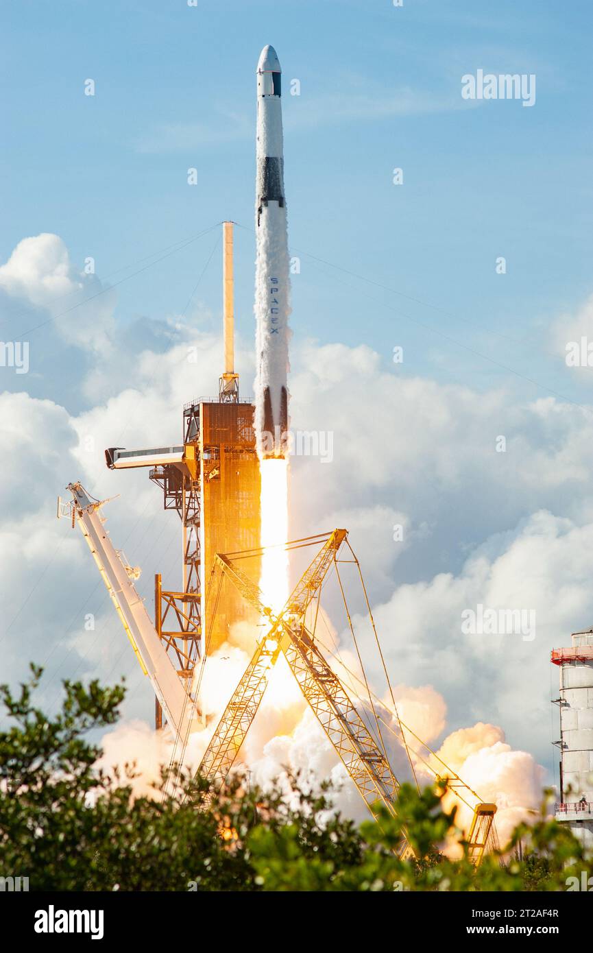 The SpaceX Falcon 9 rocket carrying Dragon lifts off from Launch ...