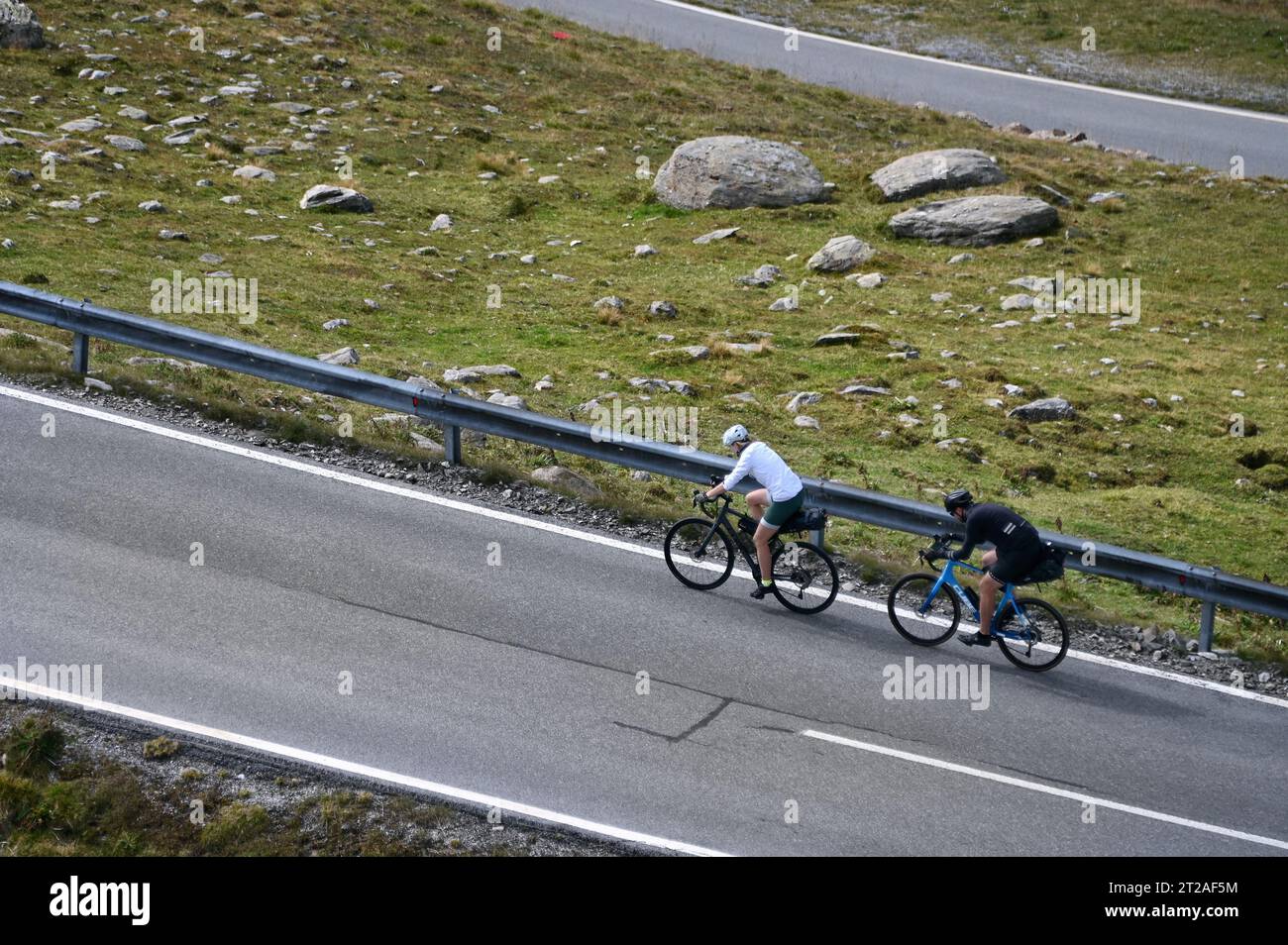 Bikepacker auf der Timmelsjoch Hochalpenstrasse zwischen …sterreich und Italien Stock Photo