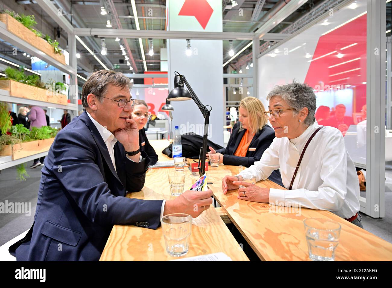 Der hessen-nassauische Kirchenpraesident und Medienbischof der EKD, Volker Jung l, besucht am 18.10.2023 die Frankfurter Buchmesse, hier mit Karin Schmidt-Friderichs, Vorsteherin des Boersenvereins des deutschen Buchhandels r. Siehe epd-Meldung vom 18.10.2023 EDITORIAL USE ONLY *** Volker Jung l, President of the Hesse-Nassau Church and Media Bishop of the EKD, visits the Frankfurt Book Fair on 18 10 2023, here with Karin Schmidt Friderichs, President of the Boersenverein des deutschen Buchhandels r See epd report of 18 10 2023 EDITORIAL USE ONLY Copyright: epd-bild/ThomasxLohnes epd-Buchmesse Stock Photo