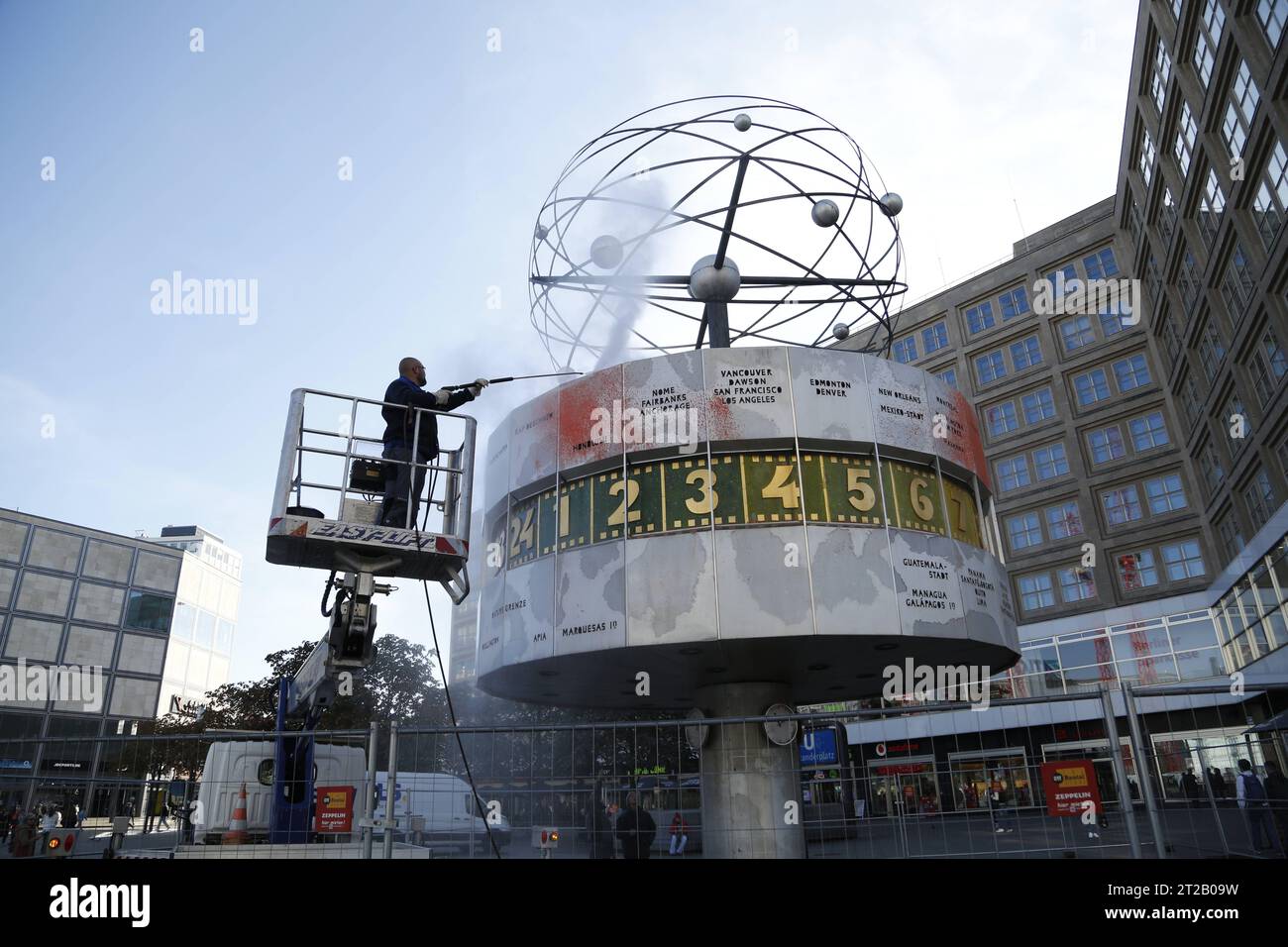 Die Reinigung der Weltzeituhr nach einer Aktion der Klimaaktivisten am ...