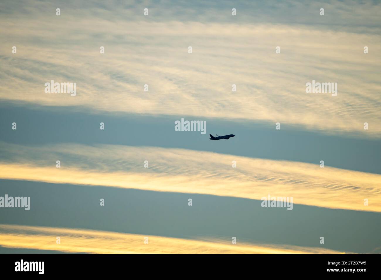 Jet plane take off climb hi-res stock photography and images - Alamy