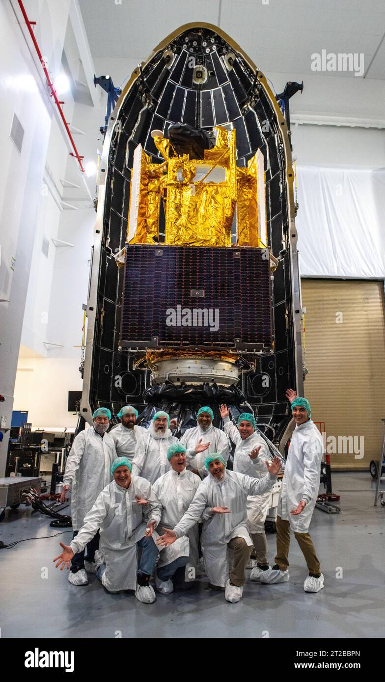 Falcon 9 fairing hi-res stock photography and images - Alamy