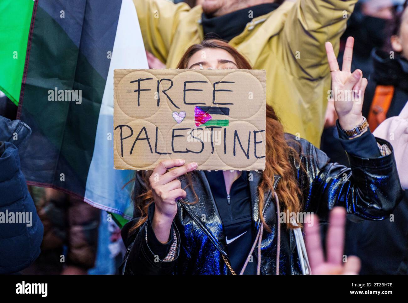 Hesse, Frankfurt/Main: 18 October 2023,  A participant in a pro-Palestine demonstration holds up a 'Free Palestine' sign. According to police, about 90 people took part in the rally. Water cannons were used. Photo: Andreas Arnold/dpa Stock Photo