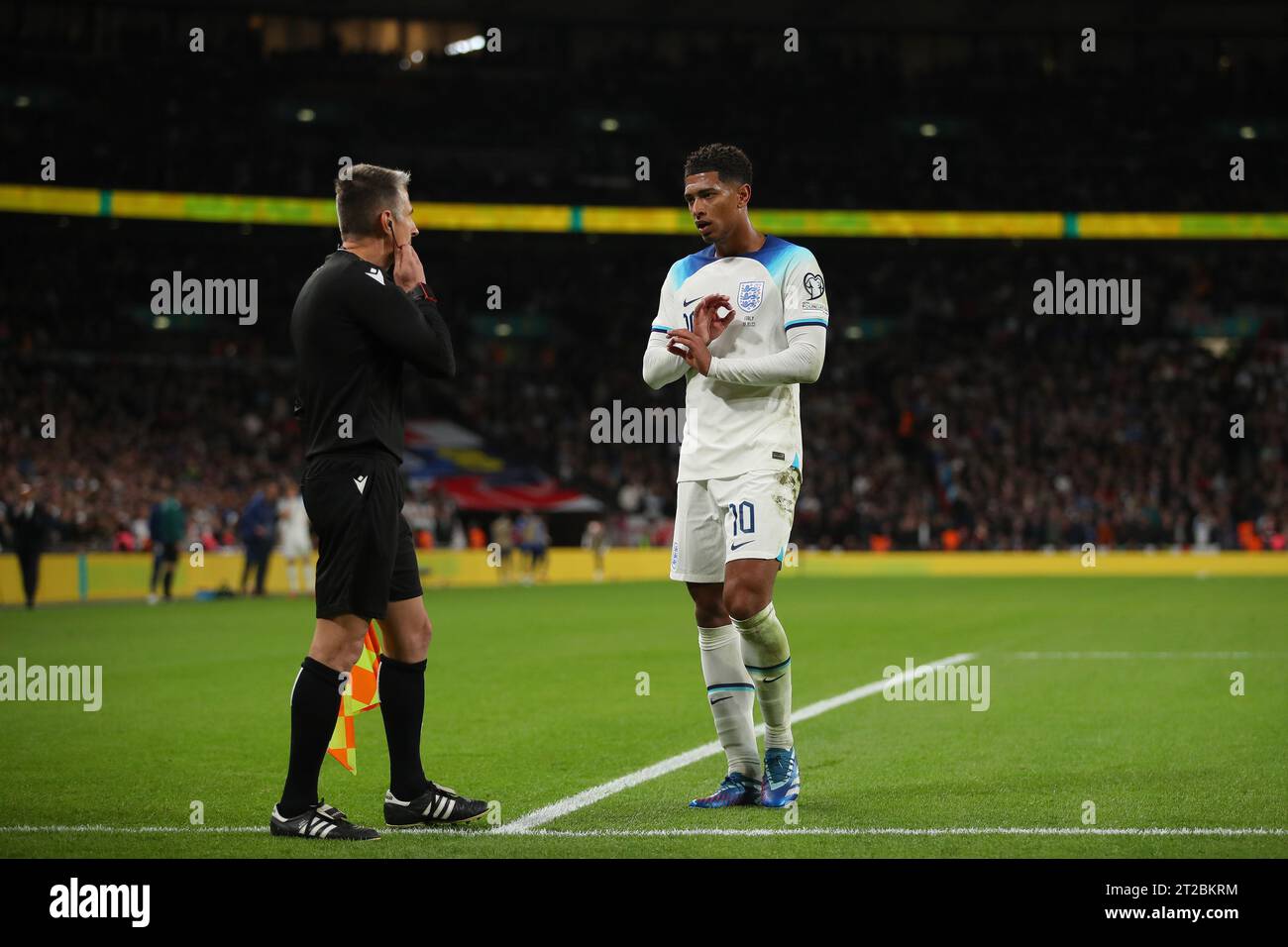 Jude Bellingham of England is seen with Assistant Referee, Nicolas Danos - England v Italy, UEFA EURO 2024 Qualifier Group C, Wembley Stadium, London, UK - 17th October 2023. Stock Photo