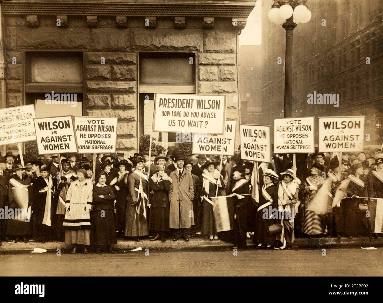 Suffragists demonstrating against U.S. President Woodrow Wilson, Chicago, Illinois, USA, Burke & Atwell, October 1916 Stock Photo