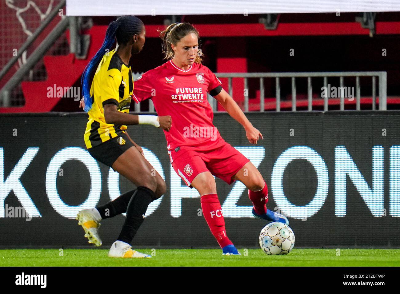 Enschede, Netherlands. 18th Oct, 2023. ENSCHEDE, NETHERLANDS - OCTOBER 18: Marisa Olislagers of FC Twente battle for possession with Aisha Masaka of BK Hacken during the UEFA Women's Champions League Round 2 Second Leg match between FC Twente and BK Hacken at De Grolsch Veste on October 18, 2023 in Enschede, Netherlands (Photo by Rene Nijhuis/Orange Pictures) Credit: Orange Pics BV/Alamy Live News Stock Photo