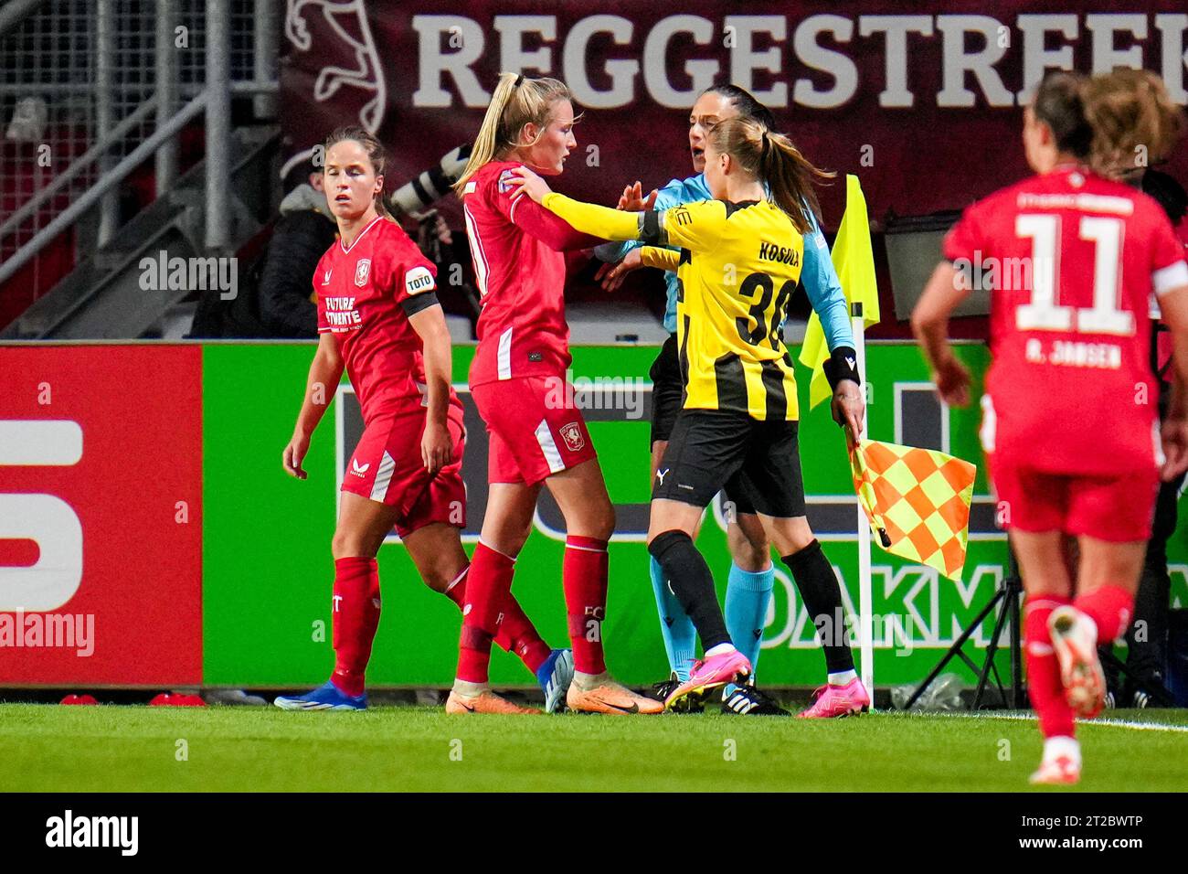 Enschede, Netherlands. 18th Oct, 2023. ENSCHEDE, NETHERLANDS - OCTOBER 18: Katariina Kosola of BK Hacken pushing-hitting Wieke Kaptein of FC Twente during the UEFA Women's Champions League Round 2 Second Leg match between FC Twente and BK Hacken at De Grolsch Veste on October 18, 2023 in Enschede, Netherlands (Photo by Rene Nijhuis/Orange Pictures) Credit: Orange Pics BV/Alamy Live News Stock Photo