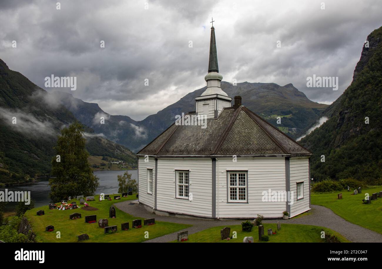 La hermosa iglesia octogonal de Geiranger. Está hecha de madera blanca, tejado de pizarra negra y  unas vistas espectaculares, Noruega Stock Photo
