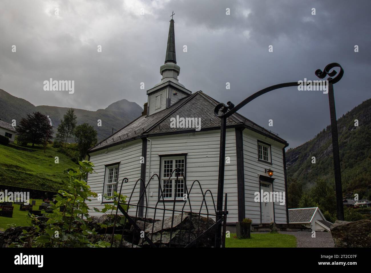 La hermosa iglesia octogonal de Geiranger. Está hecha de madera blanca, tejado de pizarra negra y  unas vistas espectaculares, Noruega Stock Photo