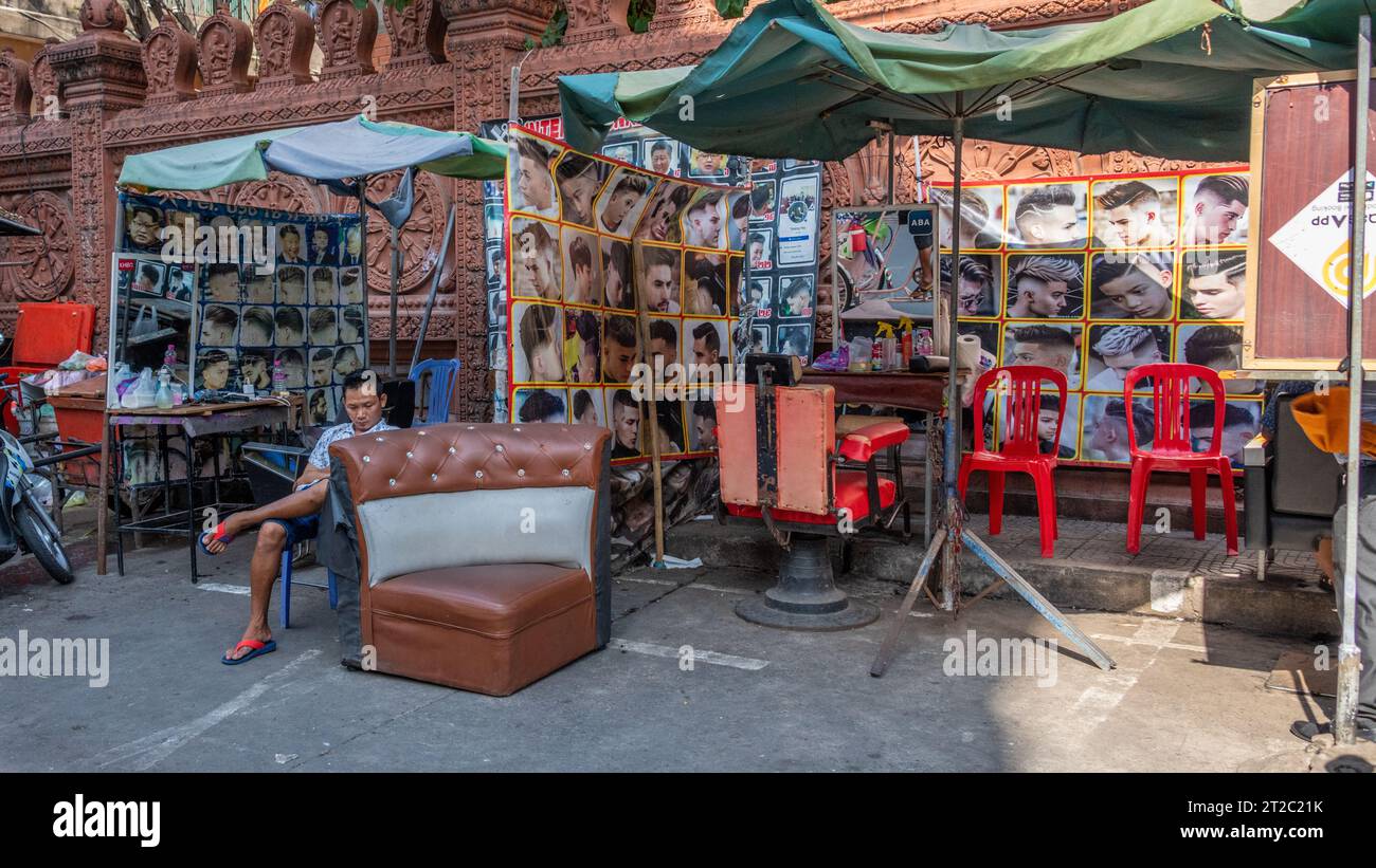 Roadside Barber, Phnom Penh, Cambodia Stock Photo