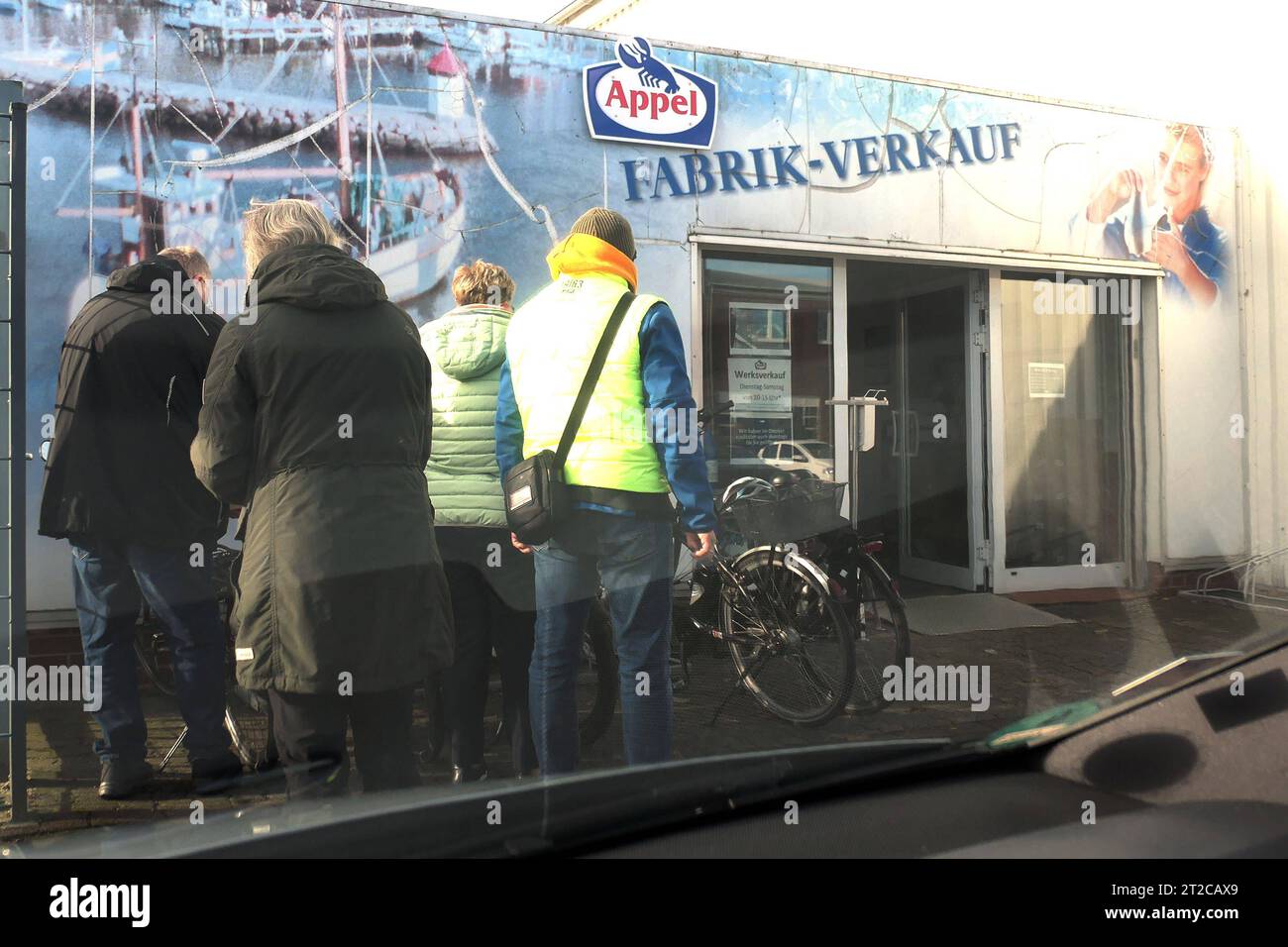 RECORD DATE NOT STATED Appel Fabrik Verkauf - gesehen am 18.10.2023 am Fischmarkt in Cuxhaven *** Appel factory sale seen on 18 10 2023 at the fish market in Cuxhaven Credit: Imago/Alamy Live News Stock Photo