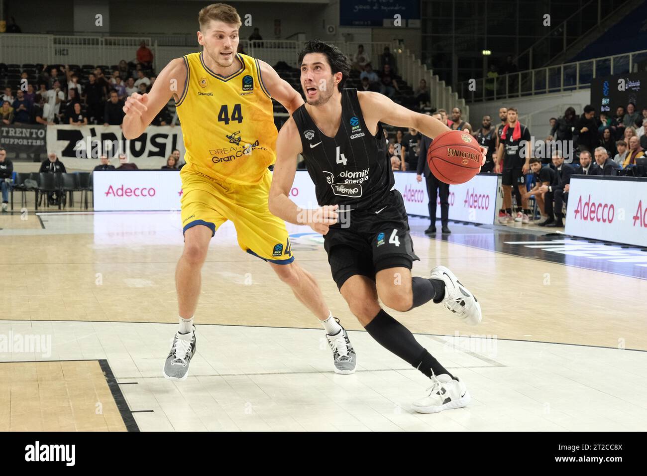 Trento, Italy. 18th Oct, 2023. Davide Alviti of Dolomiti Trentino Energia contrasted by Ben Lammers during the match between Dolomiti Trentino Energia and Dreamland Gran Canaria Club de Baloncesto, regular season of EuroCup BKT 2023/2024 tournament at il T Quotidiano Arena on October 18, 2023, Trento, Italy. Credit: Independent Photo Agency/Alamy Live News Stock Photo