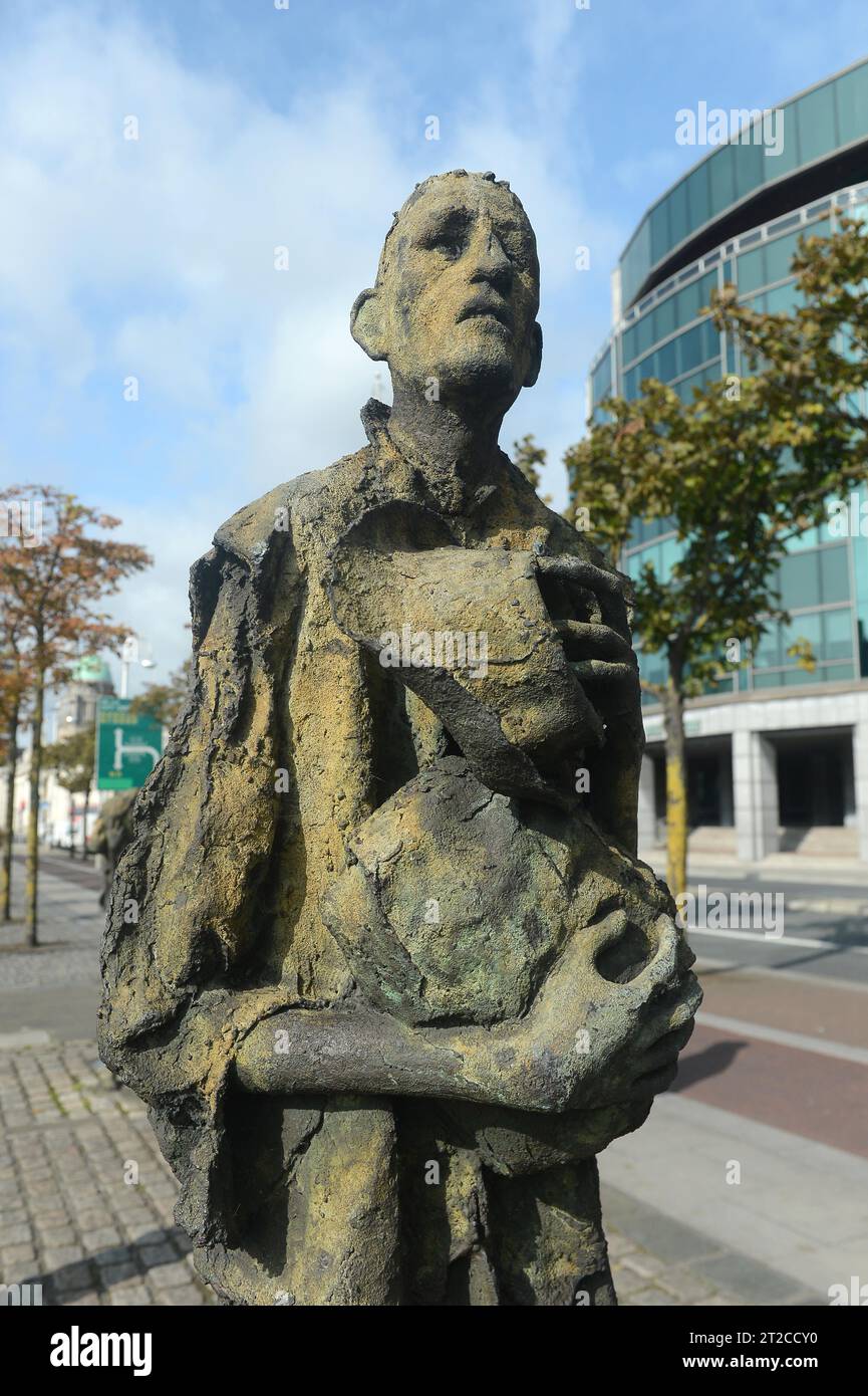 Dublin, Ireland. 4th Oct, 2023. 20231004: An emaciated man holding his hat and belongings in bronze sculpture is part of the Famine Memorial along Customs House Quay in Dublin. Unveiled in 1997, the memorial honors the victims of the Great Famine that hit Ireland in the mid-1800s, and those forced to leave the country due to starvation. (Credit Image: © Chuck Myers/ZUMA Press Wire) EDITORIAL USAGE ONLY! Not for Commercial USAGE! Stock Photo