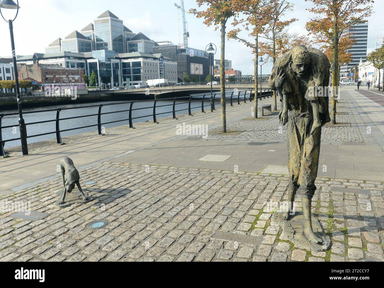 Dublin, Ireland. 4th Oct, 2023. 20231004: An emaciated man carrying a child, right, and a hungry dog in bronze sculptures is part of the Famine Memorial along Customs House Quay in Dublin. Unveiled in 1997, the memorial honors the victims of the Great Famine that hit Ireland in the mid-1800s, and those forced to leave the country due to starvation. (Credit Image: © Chuck Myers/ZUMA Press Wire) EDITORIAL USAGE ONLY! Not for Commercial USAGE! Stock Photo