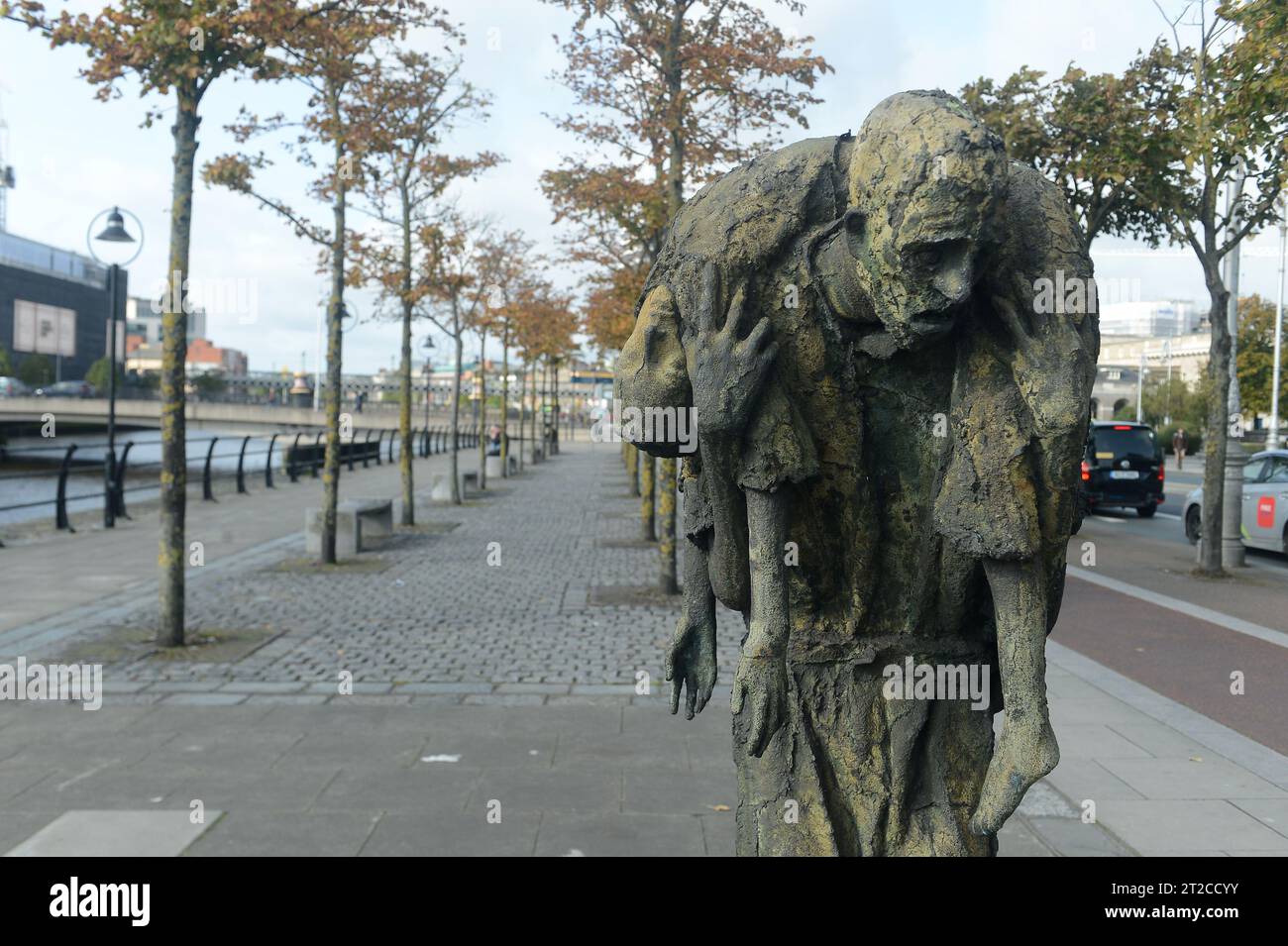 Dublin, Ireland. 4th Oct, 2023. 20231004: An emaciated man carrying a child in bronze sculpture is part of the Famine Memorial along Customs House Quay in Dublin. Unveiled in 1997, the memorial honors the victims of the Great Famine that hit Ireland in the mid-1800s, and those forced to leave the country due to starvation. (Credit Image: © Chuck Myers/ZUMA Press Wire) EDITORIAL USAGE ONLY! Not for Commercial USAGE! Stock Photo