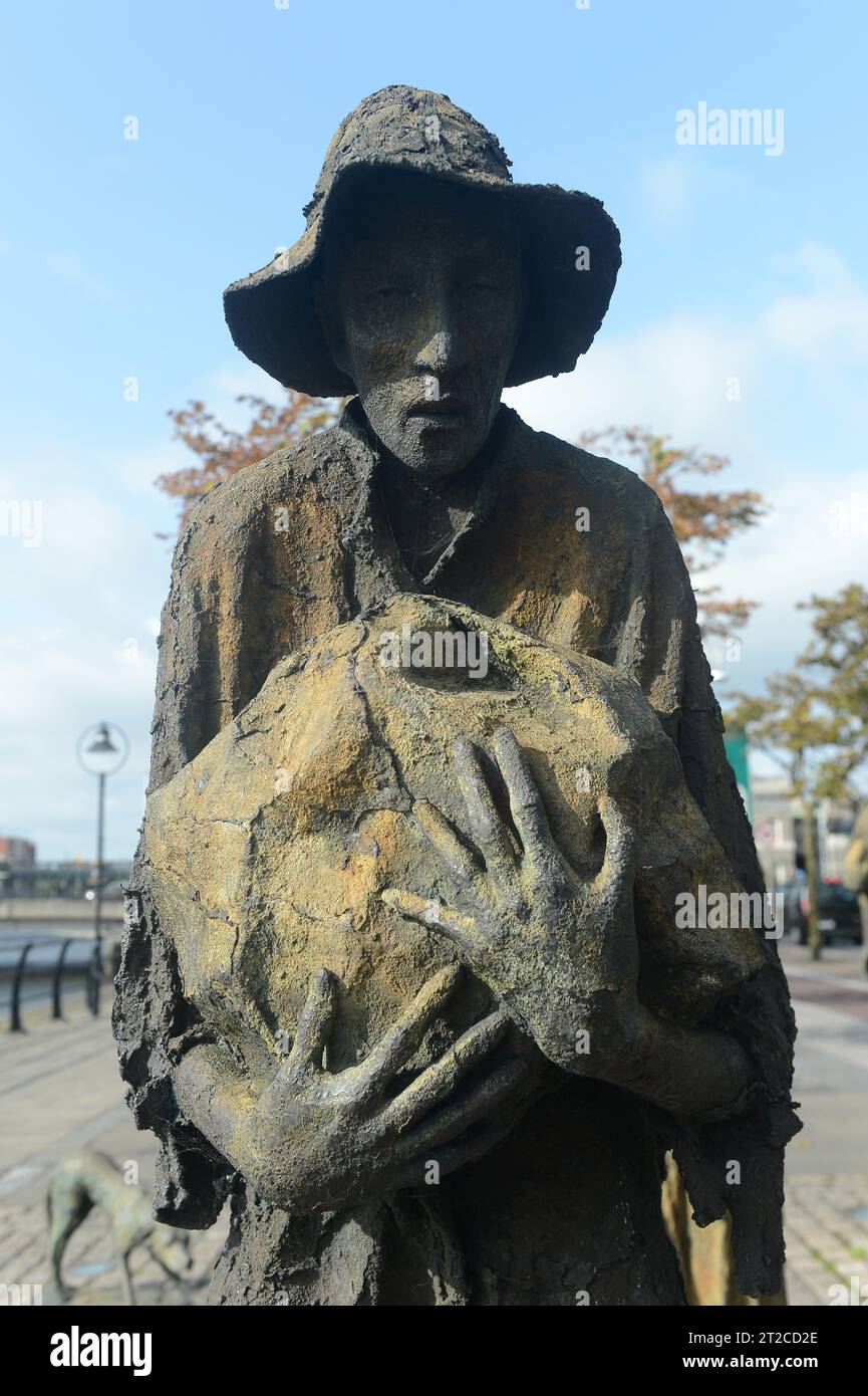 Dublin, Ireland. 4th Oct, 2023. 20231004: An ragged, emaciated man cradling his belongings in bronze sculpture is part of the Famine Memorial along Customs House Quay in Dublin. Unveiled in 1997, the memorial honors the victims of the Great Famine that hit Ireland in the mid-1800s, and those forced to leave the country due to starvation. (Credit Image: © Chuck Myers/ZUMA Press Wire) EDITORIAL USAGE ONLY! Not for Commercial USAGE! Stock Photo