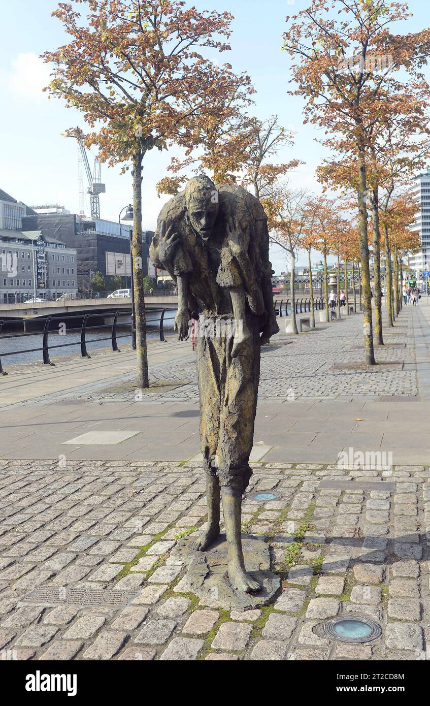 Dublin, Ireland. 4th Oct, 2023. 20231004: An emaciated man carrying a child in bronze sculpture is part of the Famine Memorial along Customs House Quay in Dublin. Unveiled in 1997, the memorial honors the victims of the Great Famine that hit Ireland in the mid-1800s, and those forced to leave the country due to starvation. (Credit Image: © Chuck Myers/ZUMA Press Wire) EDITORIAL USAGE ONLY! Not for Commercial USAGE! Stock Photo