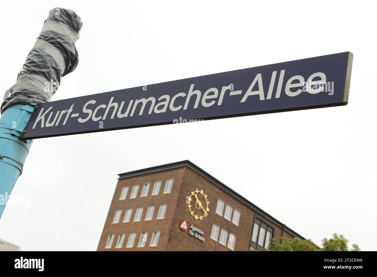 Straßenschild Kurt-Schumacher-Allee. St. Georg Hamburg *** Street sign