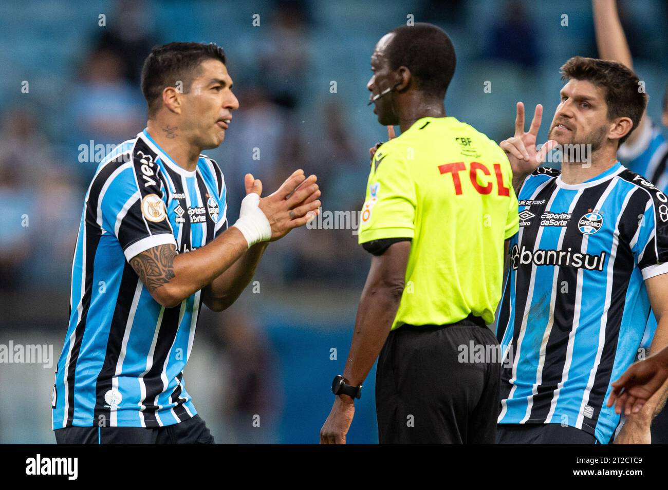 Porto Alegre, Brazil. 18th Oct, 2023. Luis Suarez and Walter Kannemann of Gremio, complain with referee Flavio de Oliveira during the match between Gremio and Athletico Paranaense, for the Brazilian Serie A 2023, at Arena do Gremio Stadium, in Porto Alegre on October 18. Photo: Richard Ducker/DiaEsportivo/Alamy Live News Credit: DiaEsportivo/Alamy Live News Stock Photo