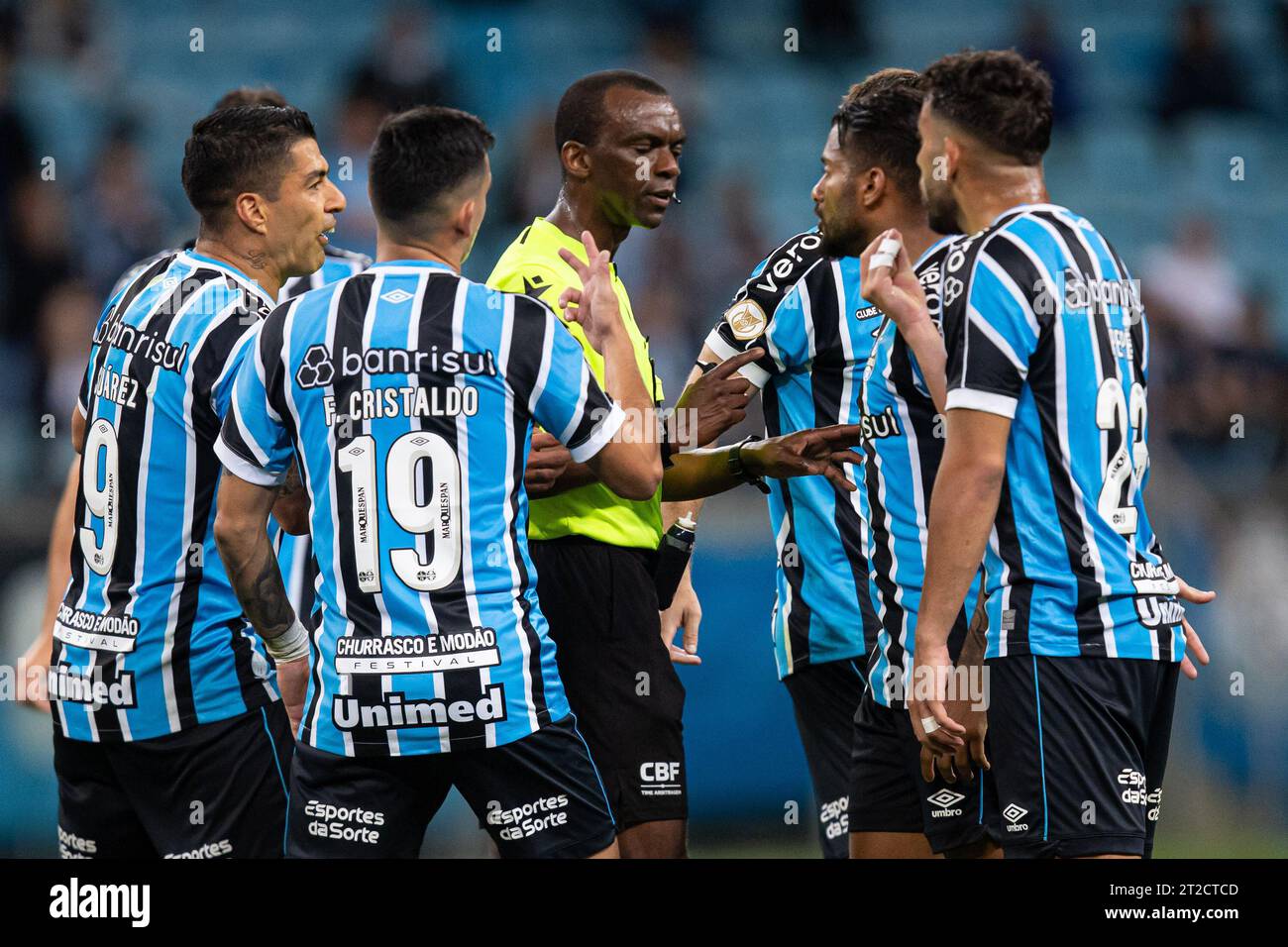 Porto Alegre, Brazil. 18th Oct, 2023. Luis Suarez and players of Gremio, complain with referee Flavio de Oliveira during the match between Gremio and Athletico Paranaense, for the Brazilian Serie A 2023, at Arena do Gremio Stadium, in Porto Alegre on October 18. Photo: Richard Ducker/DiaEsportivo/Alamy Live News Credit: DiaEsportivo/Alamy Live News Stock Photo