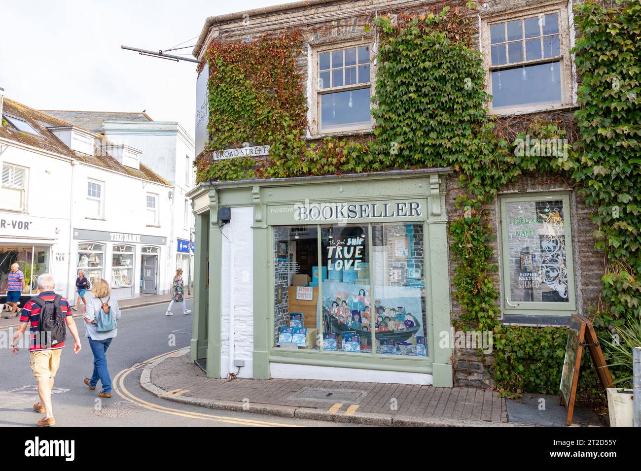 Padstow booksellers store shop selling books, Broad street Padstow,Cornwall,England,UK,2023 Stock Photo