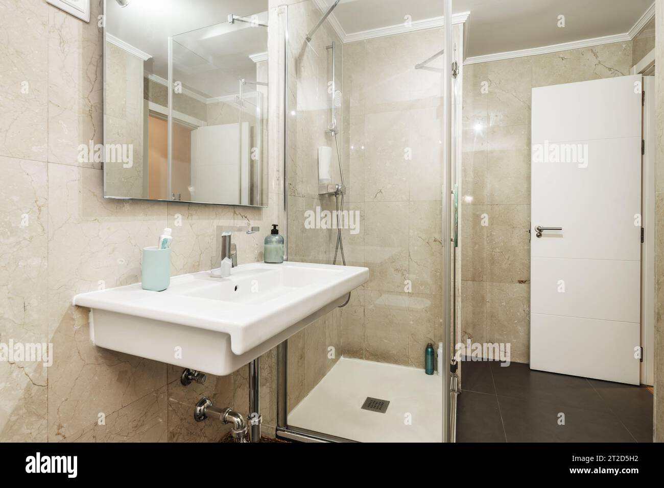 Bathroom with porcelain sink without cabinet underneath Stock Photo - Alamy