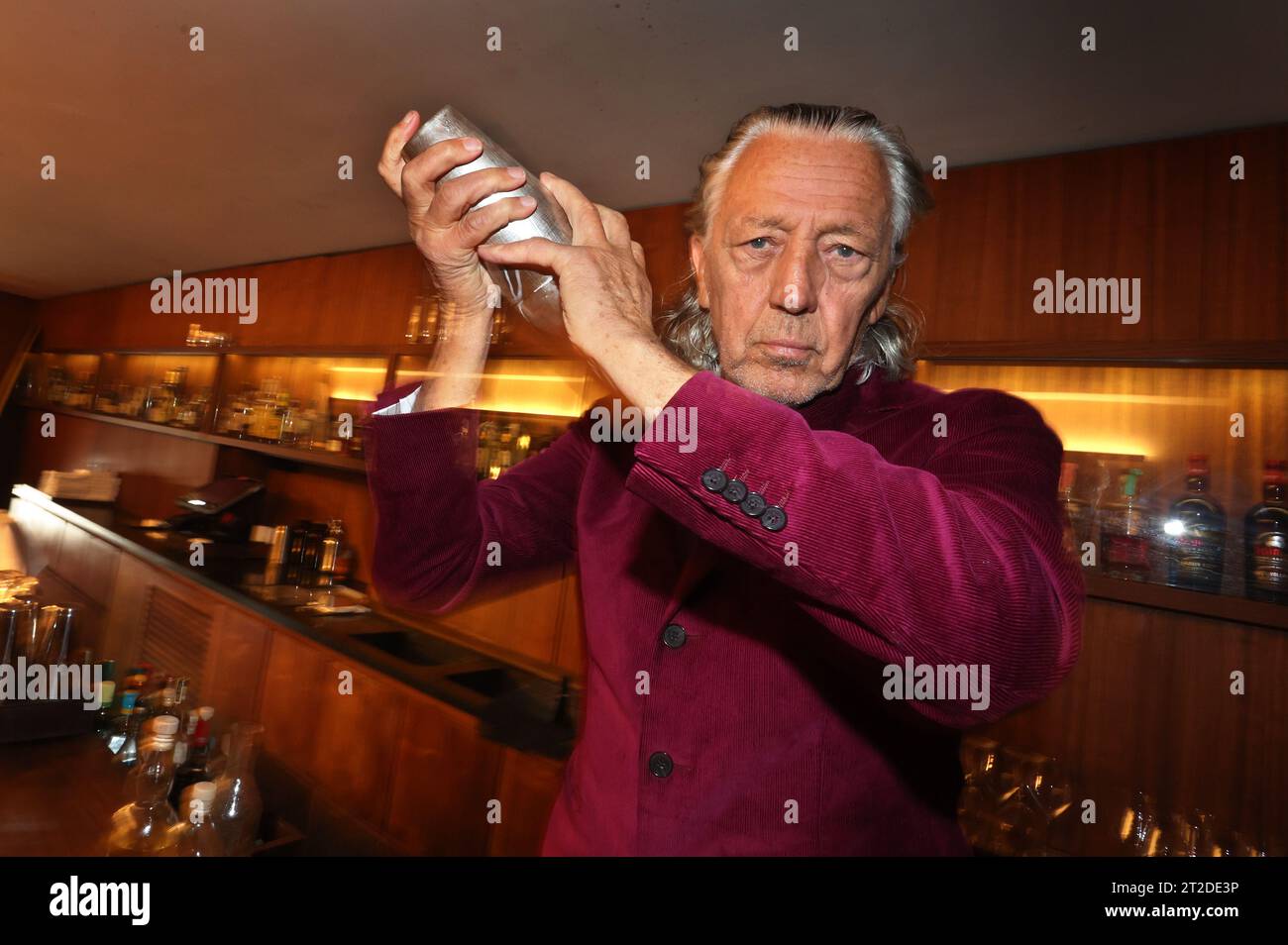 FILED - 13 October 2023, Bavaria, Munich: Charles Schumann prepares a 'Swimming Pool' cocktail in his Schumann's Bar. (to dpa 'From the Ritz to Harry's Bar: Where 'Classic Cocktails' Became Legends') Photo: Karl-Josef Hildenbrand/dpa Stock Photo