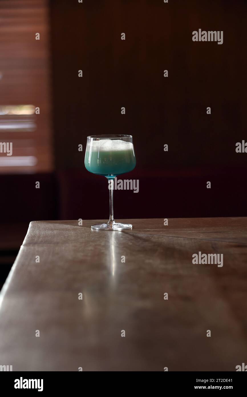 FILED - 13 October 2023, Bavaria, Munich: A 'Swimming Pool' cocktail stands on a counter at Schumann's Bar. (to dpa 'From the Ritz to Harry's Bar: Where 'Classic Cocktails' Became Legends') Photo: Karl-Josef Hildenbrand/dpa Stock Photo