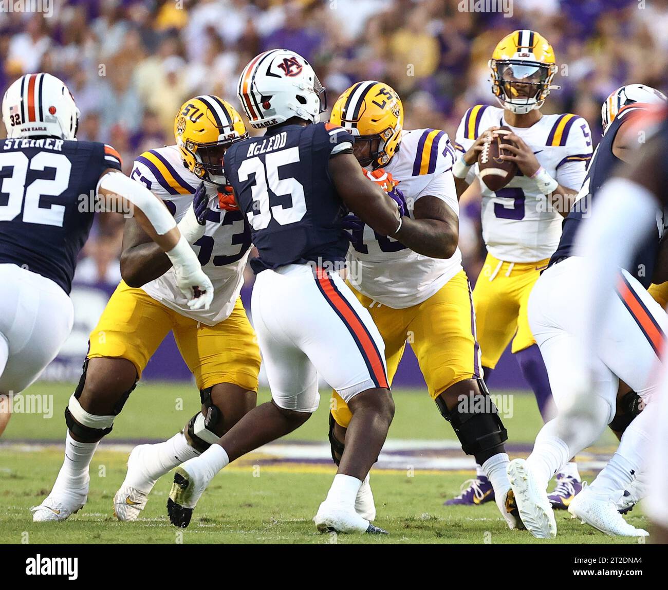 Football linemen block hi-res stock photography and images - Alamy