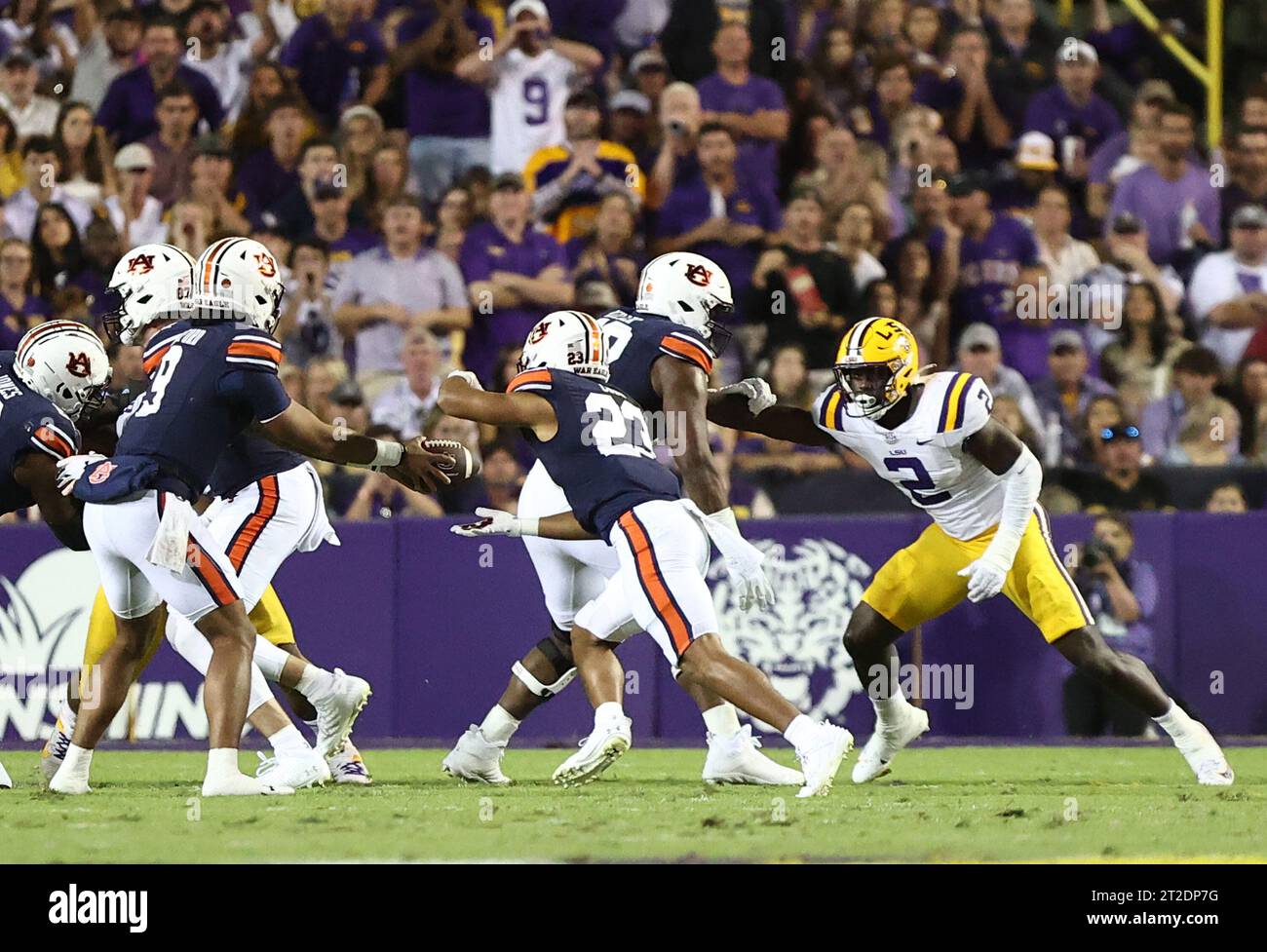 Auburn Tigers Quarterback Payton Thorne (1) Hands The Ball Off To ...