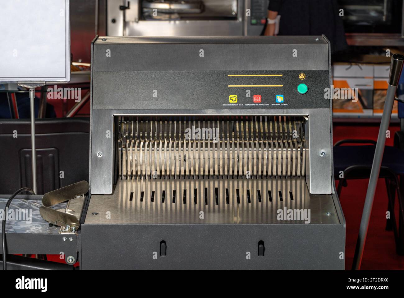 https://c8.alamy.com/comp/2T2DRX0/industrial-bread-slicing-machine-made-of-stainless-steel-for-slicing-bread-into-thin-symmetrical-slices-with-adjustable-slice-thickness-2T2DRX0.jpg
