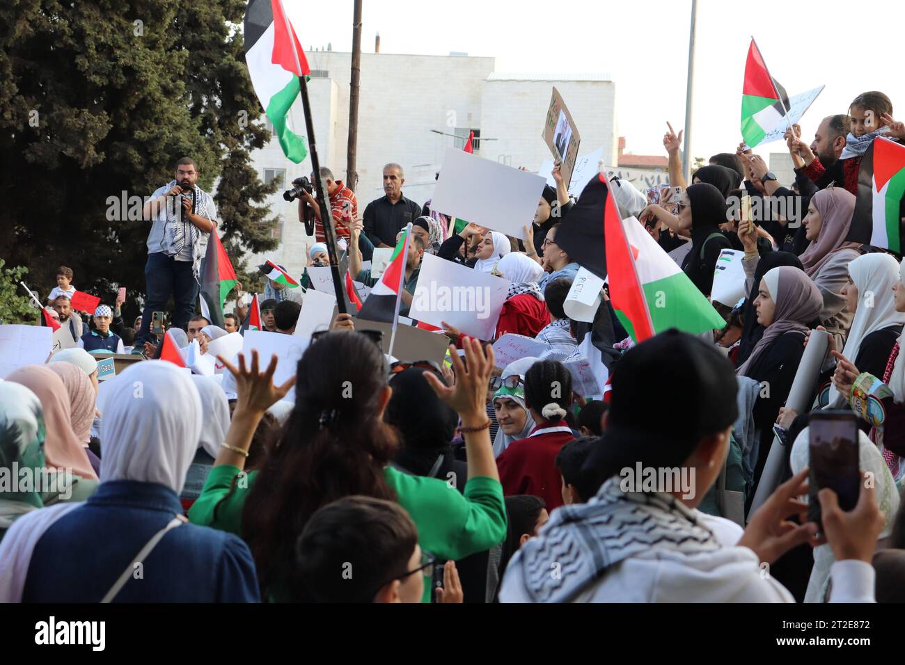 Amman, Jordan - 18 October 2023 : Demonstrations of the Jordanian people in solidarity with Gaza and the Palestinian people (Jordan and Palestine flag Stock Photo