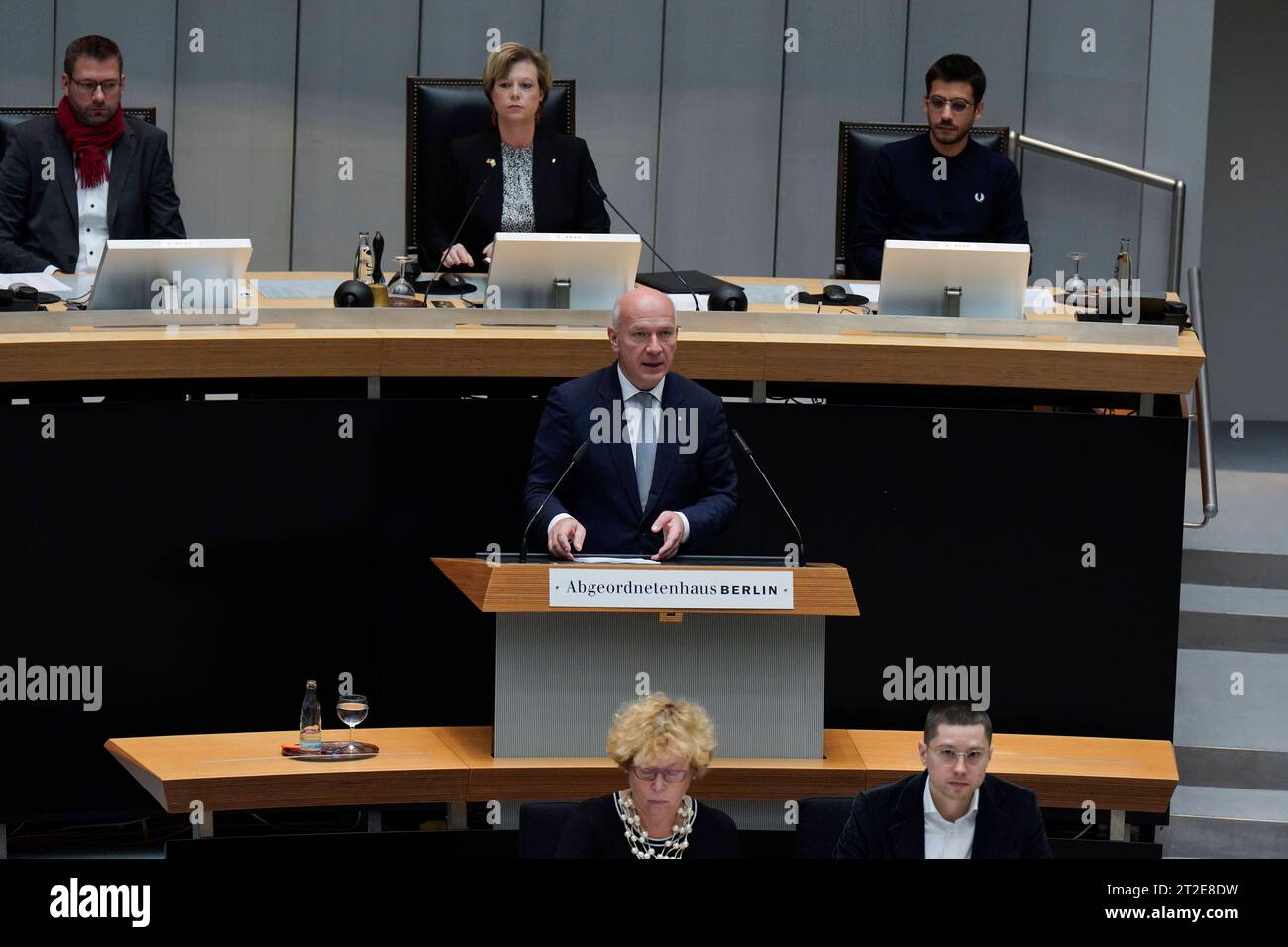 Erklärung des Regierenden Bürgermeisters Kai Wegner Erklärung des Regierenden Bürgermeisters von Berlin im Abgeordnetenhaus Berlin Berlin GER *** Statement of the Governing Mayor Kai Wegner Statement of the Governing Mayor of Berlin in the Berlin House of Representatives Berlin GER Stock Photo