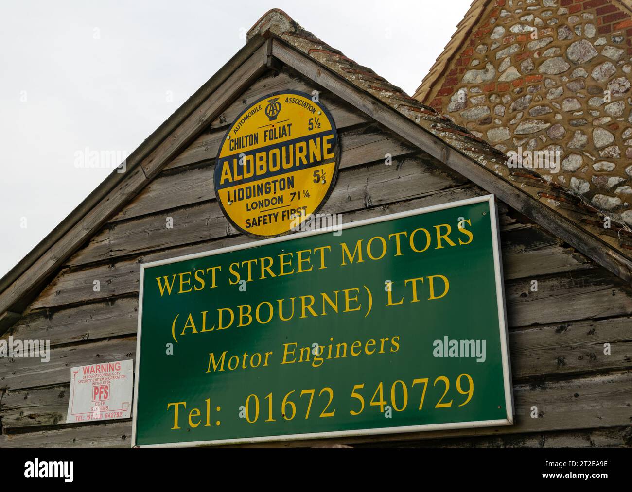 Vintage Automobile Association road sign, West Street Motors, Aldbourne, Wiltshire, England, UK Stock Photo