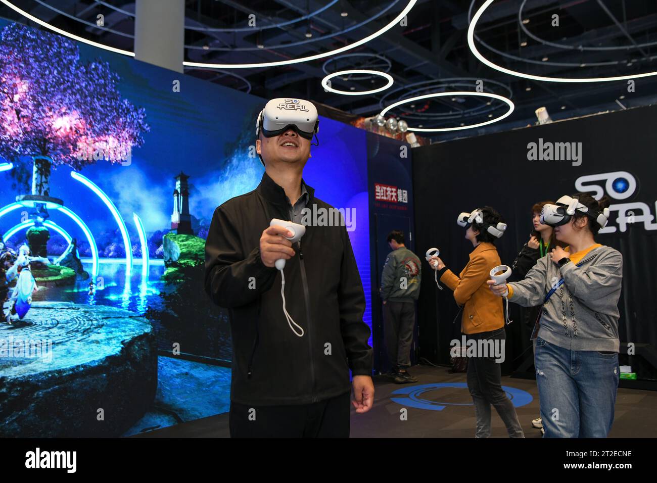 (231019) CHENGDU, Oct. 19, 2023 (Xinhua) Visitors play VR games