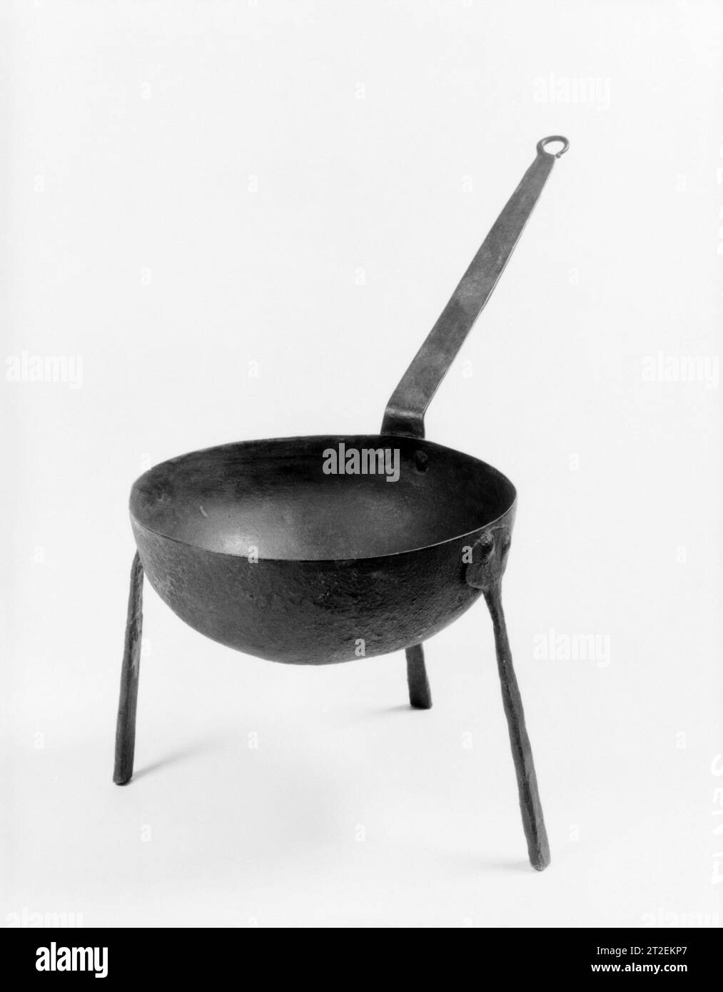 skillet-18th-19th-century-high-tripod-legs-raised-this-skillet-above