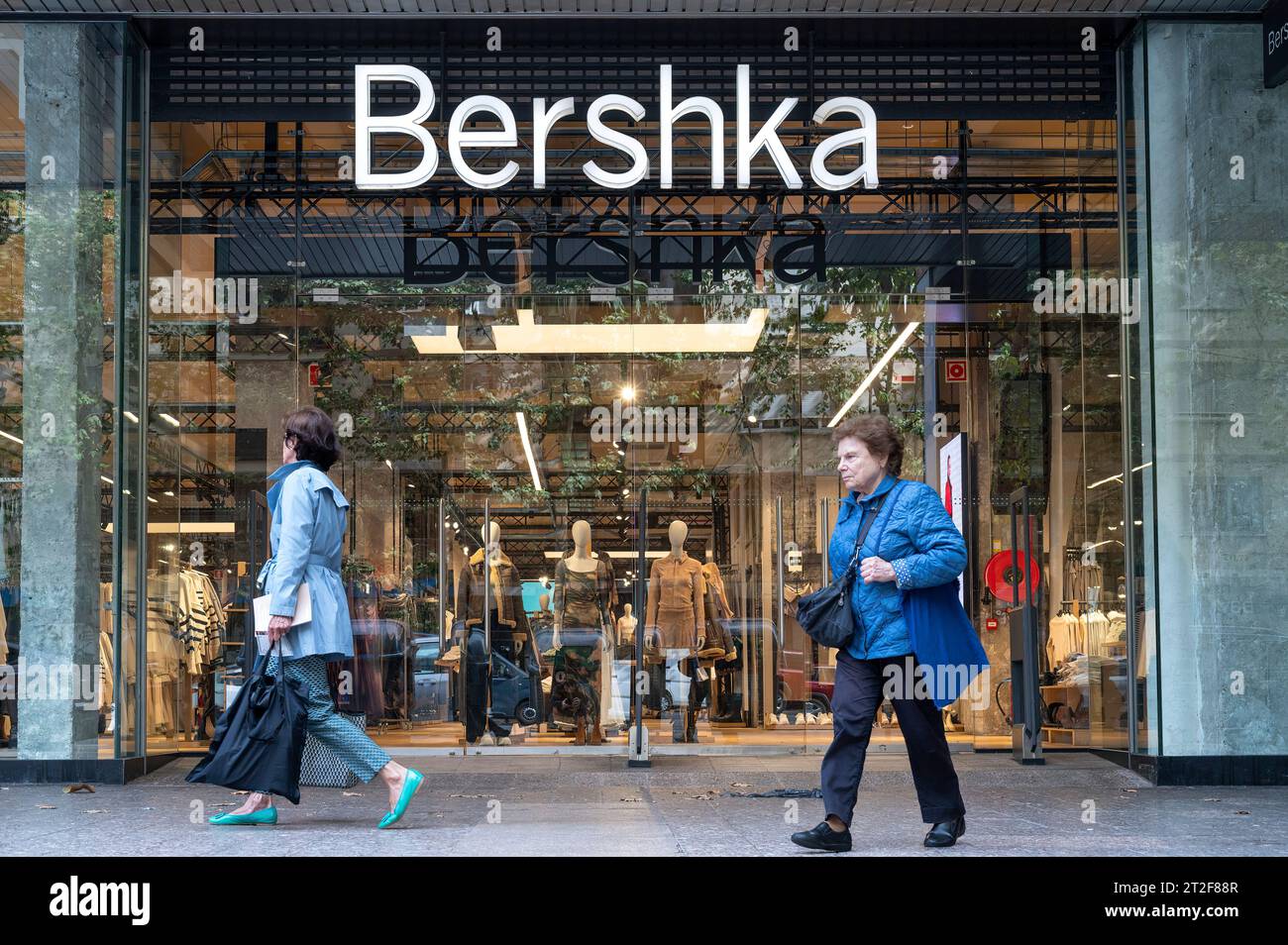 Madrid, Spain. 18th Oct, 2023. Shoppers walk past the Spanish fashion brand owned by Inditex, Bershka, store in Madrid. Credit: SOPA Images Limited/Alamy Live News Stock Photo